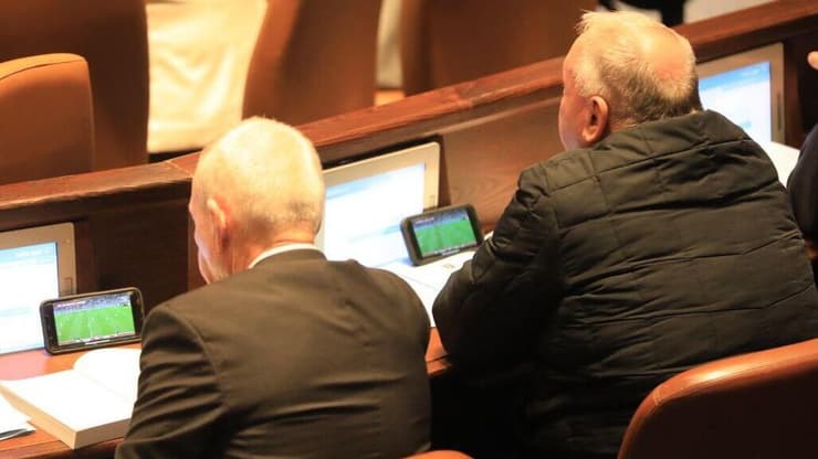הח"כים צופים בכדורגל בזמן המליאה