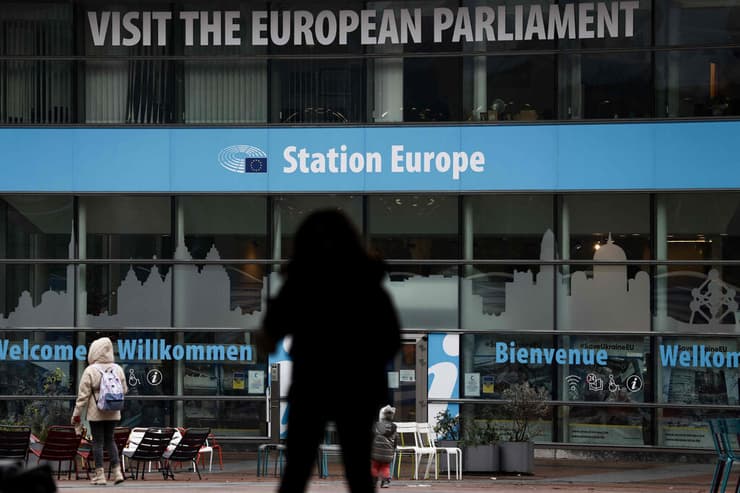 בניין הפרלמנט האירופי ב בריסל בלגיה