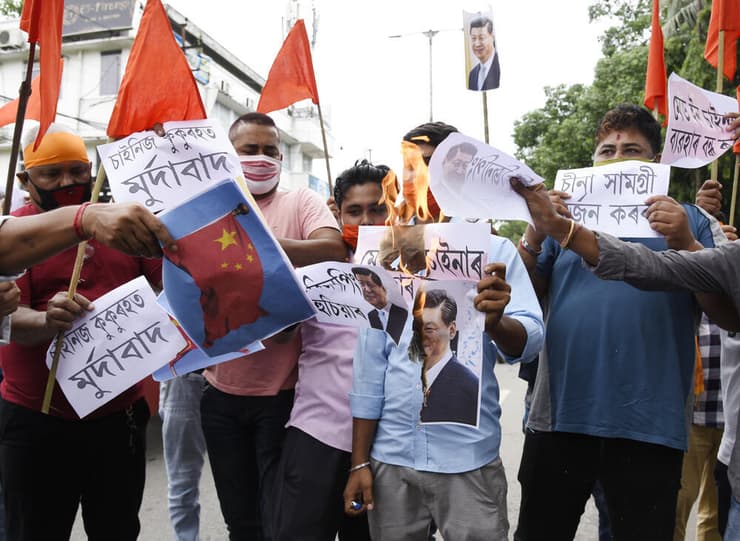 אקטיביסטים לאומניים בהודו מפגינים נגד סין