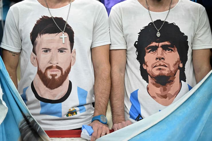אוהדים של נבחרת ארגנטינה עם חולצות של לאו מסי ושל דייגו מראדונה
