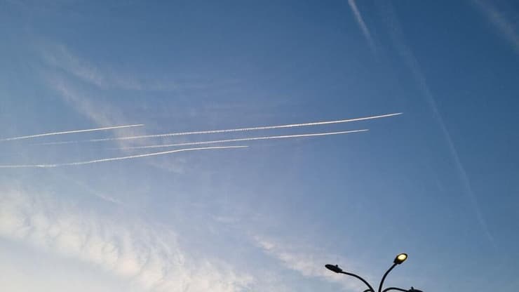 מטוסים משאירים שובל לבן בשמיים