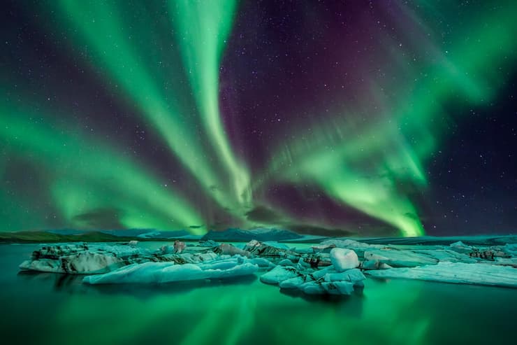 אורות הצפון בלגונה הקרחונית שבאיסלנד
