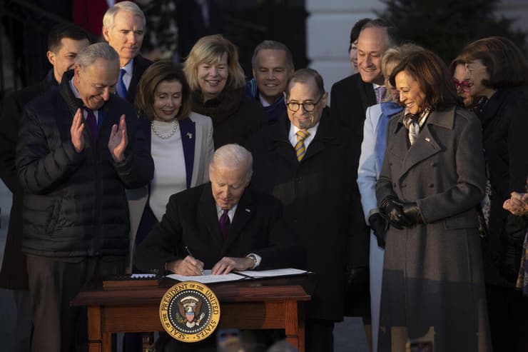 נשיא ארה"ב ג'ו ביידן טקס ב הבית הלבן לחתימה על חוק שמגן על נישואים חד-מיניים להט"ב ארה"ב