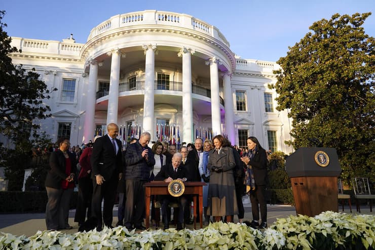 נשיא ארה"ב ג'ו ביידן טקס ב הבית הלבן לחתימה על חוק שמגן על נישואים חד-מיניים להט"ב ארה"ב