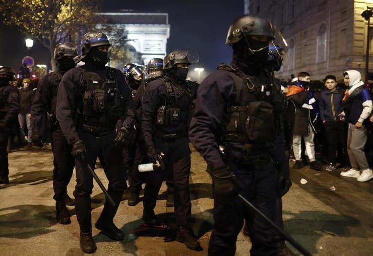 שוטרים בשאנז אליזה בחגיגות הניצחון של צרפת