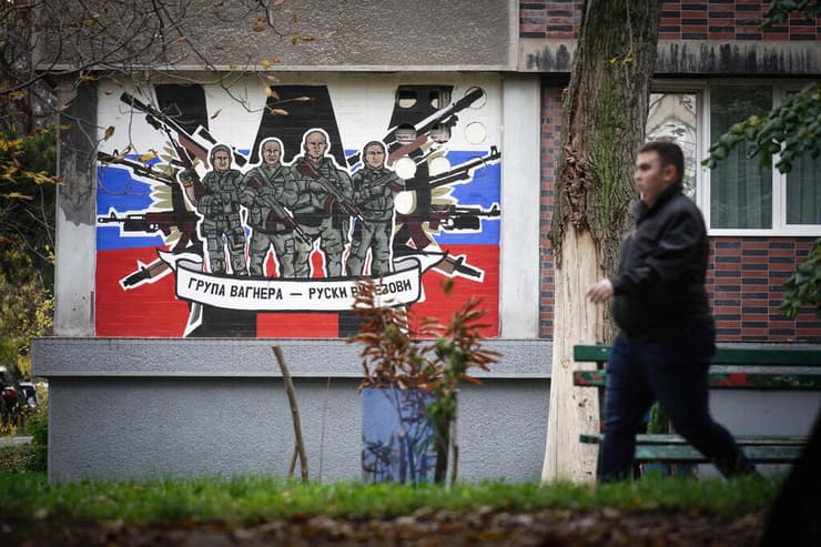 סרביה בלגרד ציור קיר המצדיע לאנשי קבוצת וגנר כ גיבורי רוסיה