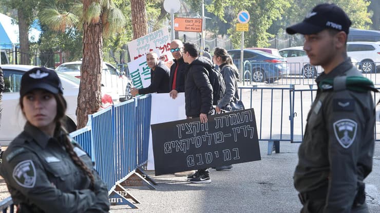 הפגנה נגד השוטר שירה בסלומון טקה בסיור השופט זיאד פלאח בזירה