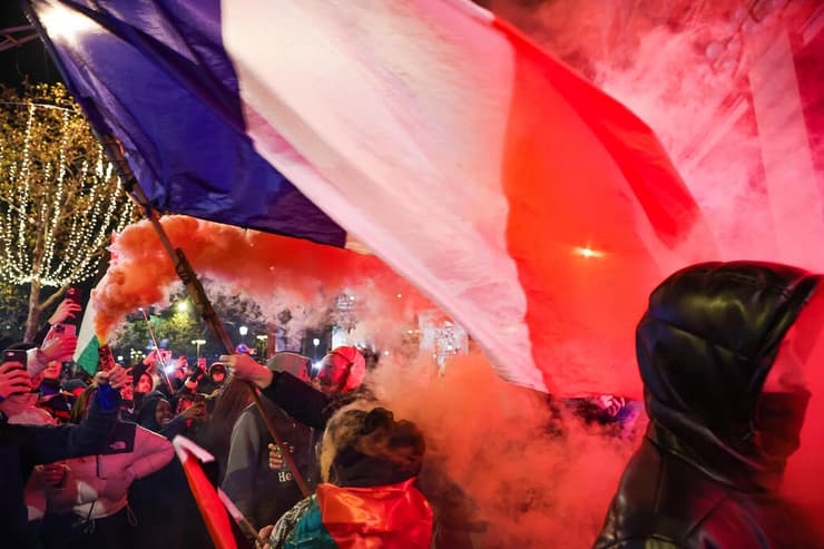 אוהדי צרפת חוגגים בפריז את העלייה לגמר המונדיאל 