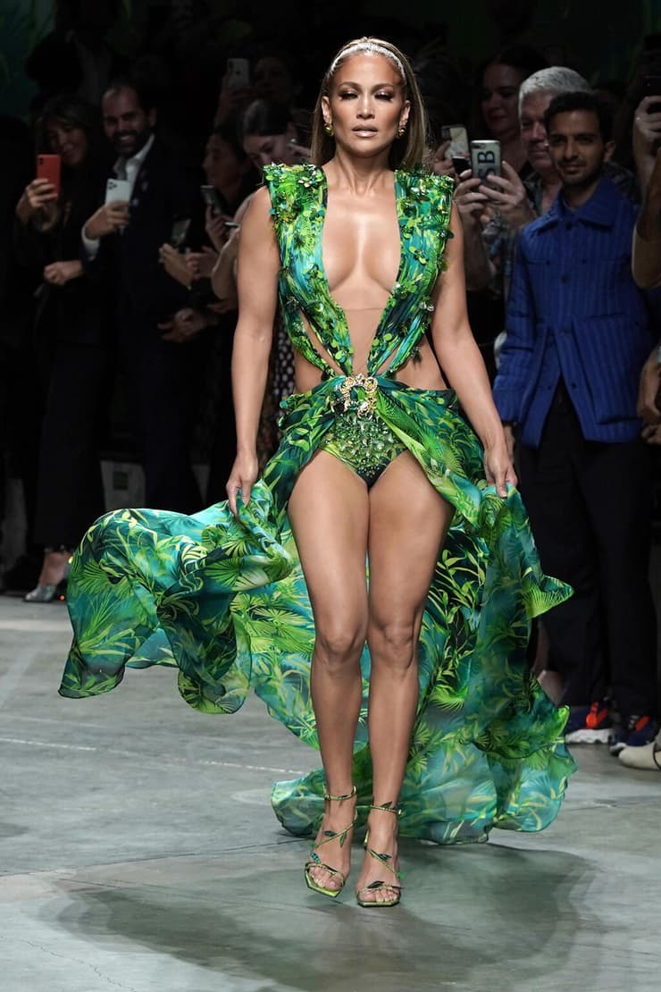 ג'ניפר לופז בתצוגת אופנה של ורסאצ'ה לאביב-קיץ 2020