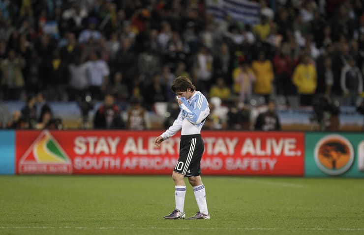 לאו מסי שחקן נבחרת ארגנטינה אחרי ההדחה ממונדיאל 2010