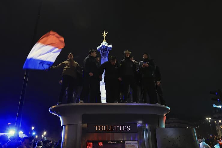 אוהדי צרפת חוגגים בפריז את העלייה לגמר המונדיאל 