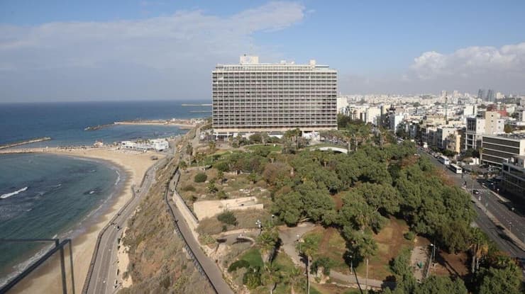 מלון הילטון, המרינה ובריכת גורדון, צולם ממלון קרלטון בתל אביב