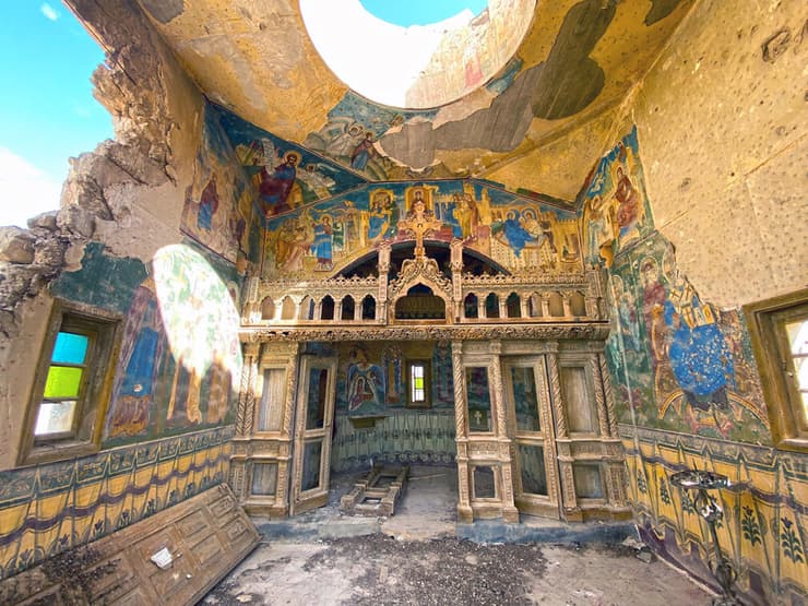 ציורי הקיר המרהיבים שהשתמרו בתוך המנזר הרומני הנטוש