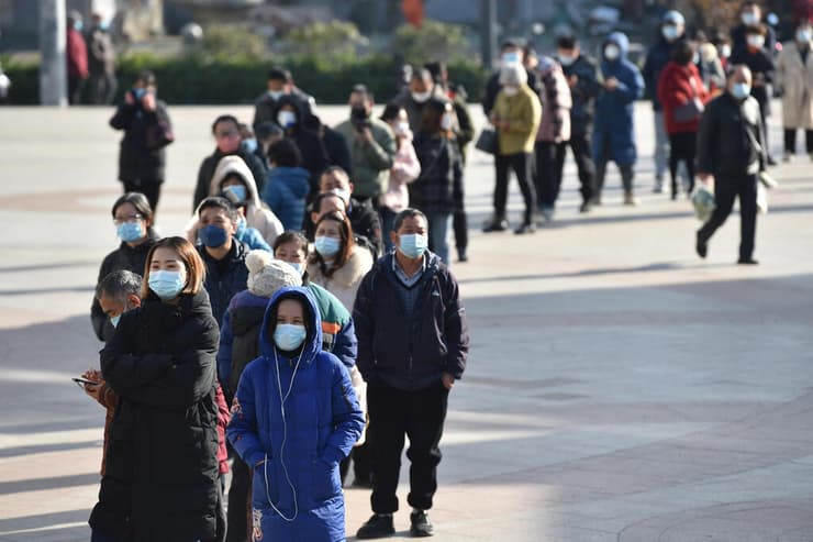 תור לבית מרקחת ב סין ב נאנג'ינג בצל חשש מהתפרצות אחרי הסרת הגבלות קורונה