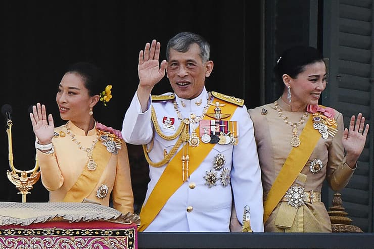 הנסיכה פצ'טרקיטייה-פה (משמאל) בתו של מלך תאילנד ראמה העשירי ארכיון 2019 מימין מלכת תאילנד סוטהידה
