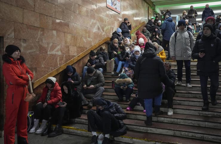 אזרחים אוקראינים מסתתרים ממתקפת הטילים ברכבת תחתית