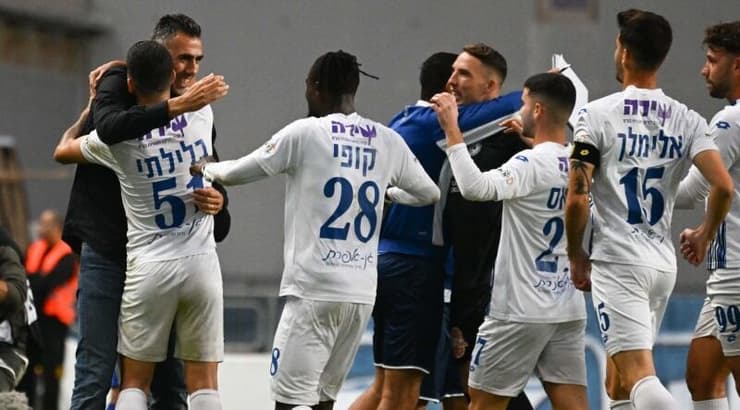 שחקני עירוני טבריה חוגגים (ראובן שוורץ) שחקני עירוני טבריה חוגגים