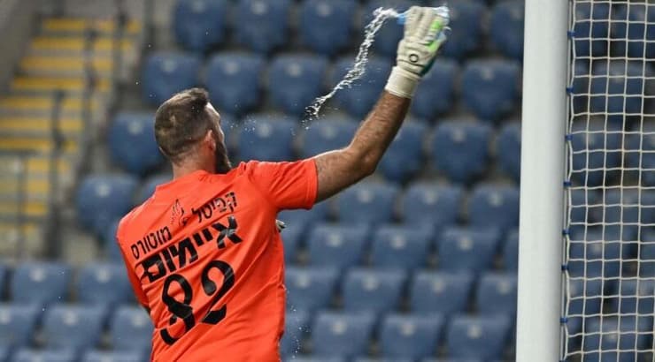 דני עמוס זורק את הבקבוק מים בכעס (ראובן שוורץ) דני עמוס זורק את הבקבוק מים בכעס