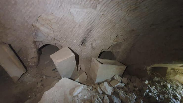 שרידי הנקברים נמצאו פזורים במערה
