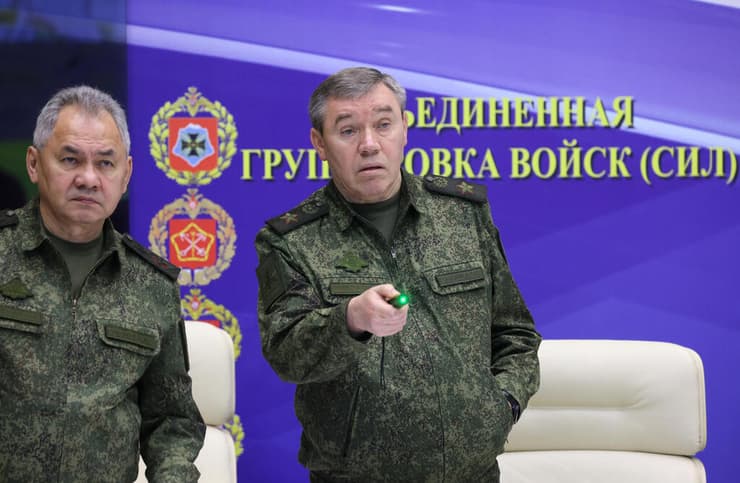 הרמטכ"ל של צבא רוסיה ולרי גרסימוב (ימין) עם שר ההגנה סרגיי שויגו בדיון עם פוטין על מלחמה ב אוקראינה 