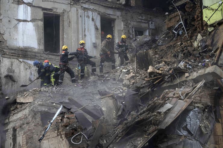 הרס אחרי מתקפת טילים של רוסיה בעיר קריבי ריה אוקראינה