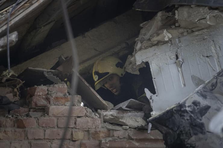 הרס אחרי מתקפת טילים של רוסיה בעיר קריבי ריה אוקראינה