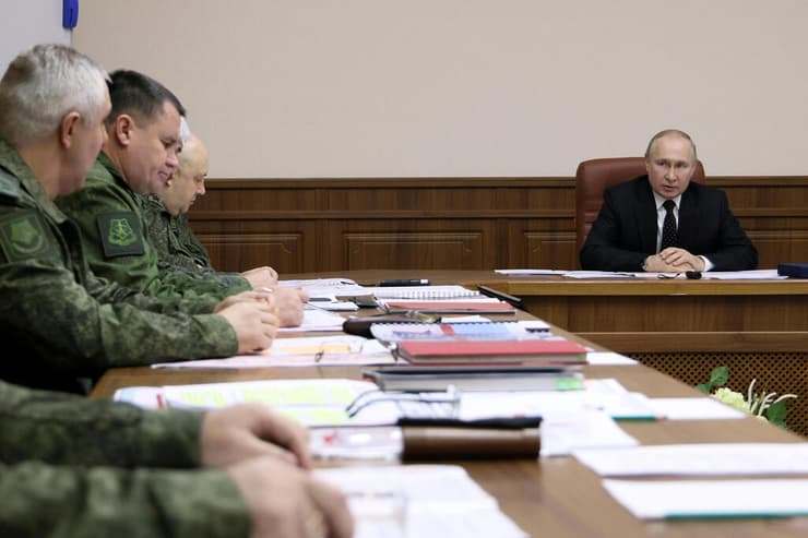נשיא רוסיה ולדימיר פוטין בדיון עם מפקדי הצבא שלו על מלחמה ב אוקראינה