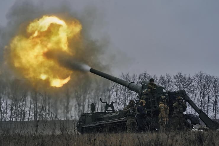 ירי ארטלרי של הצבא האוקראיני באזור בחמוט דונייצק בחבל דונבאס מזרח אוקראינה מלחמה מול רוסיה