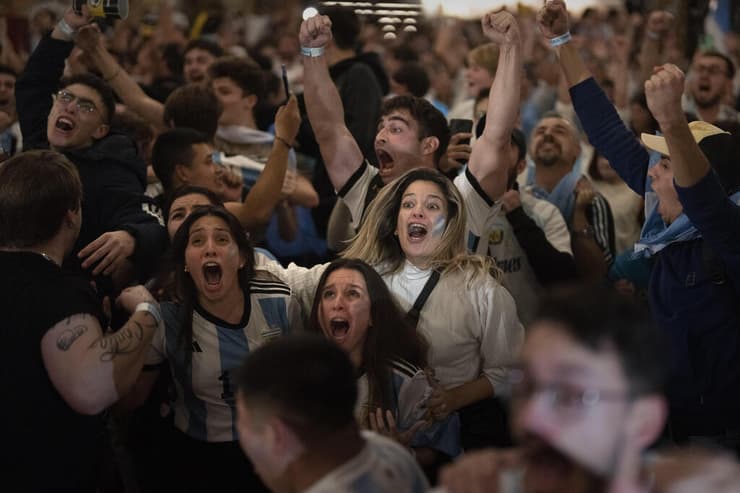 אוהדי ארגנטינה צופים בגמר המונדיאל בספרד