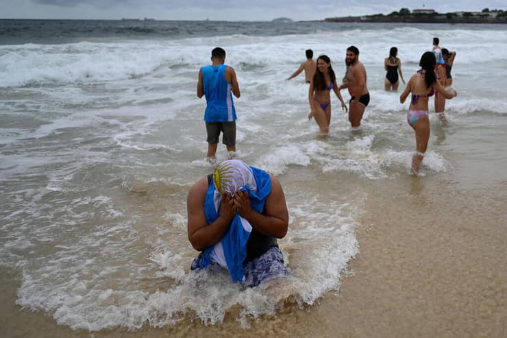 אוהדים חוגגים את הזכייה של ארגנטינה בחוף בריו דה ז'ניירו