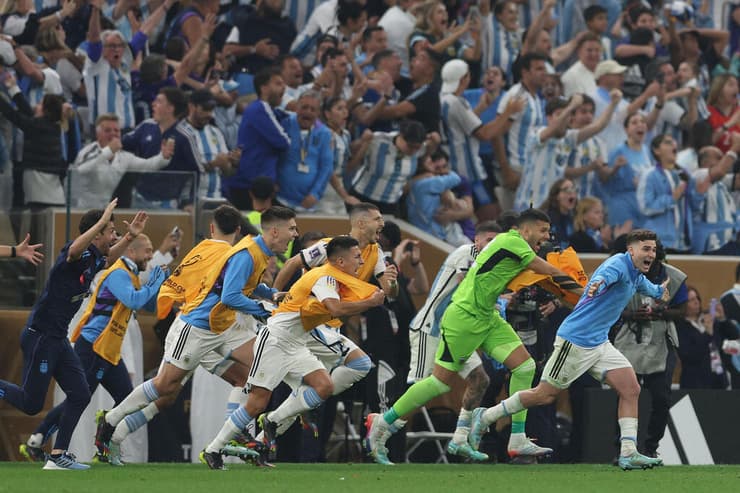 שחקני נבחרת ארגנטינה חוגגים את הזכייה בגביע העולם