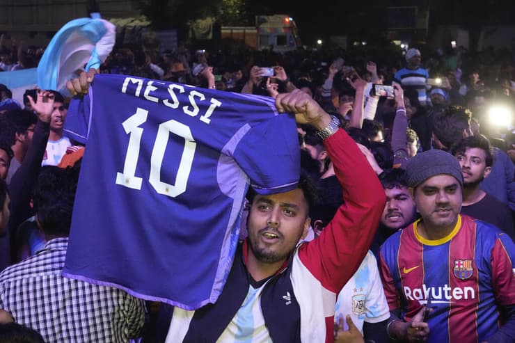 אוהדי ארגנטינה צופים בגמר המונדיאל בקלקוטה, הודו