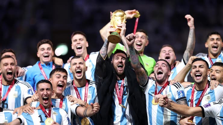 לאו מסי שחקן נבחרת ארגנטינה מניף את גביע העולם