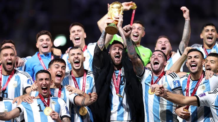 לאו מסי שחקן נבחרת ארגנטינה מניף את גביע העולם