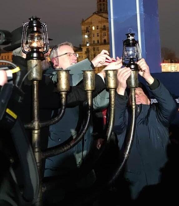 שגריר ישראל באוקראינה, מיכאל ברודסקי, מדליק את הנר הראשון של חנוכה בכיכר העצמאות שבקייב