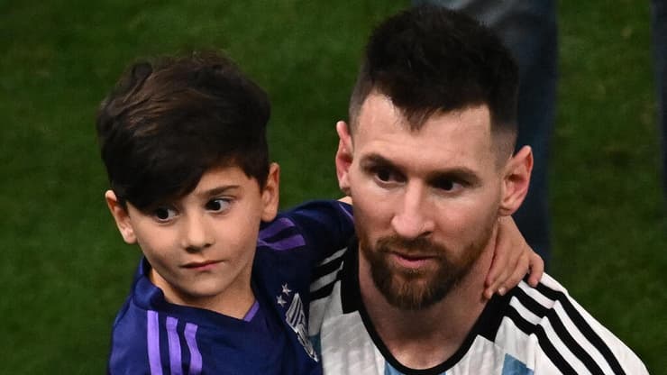 שחקן נבחרת ארגנטינה לאו מסי עם בנו