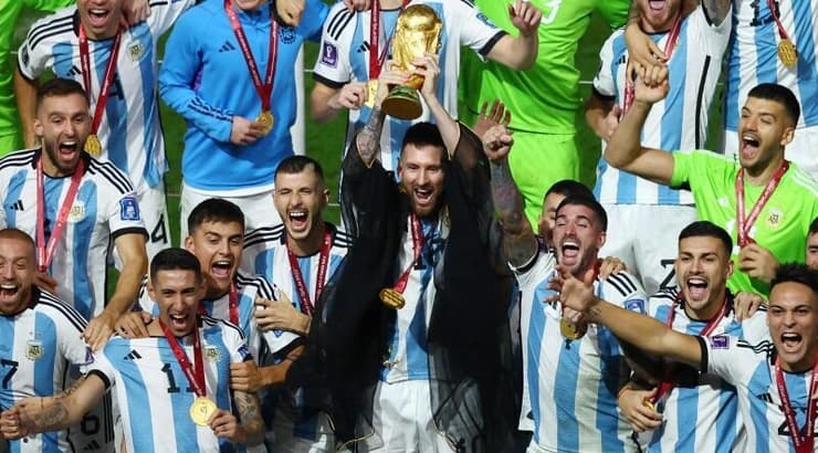 קפטן נבחרת ארגנטינה ליונל מסי מניף את גביע העולם בכדורגל בתום גמר המונדיאל הגדול בכל הזמנים