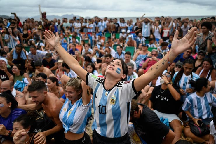אוהדי ארגנטינה צופים בגמר המונדיאל בברזיל