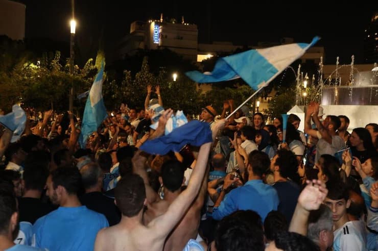 חגיגות בכיכר דיזנגוף לאחר הניצחון של ארגנטינה במונדיאל