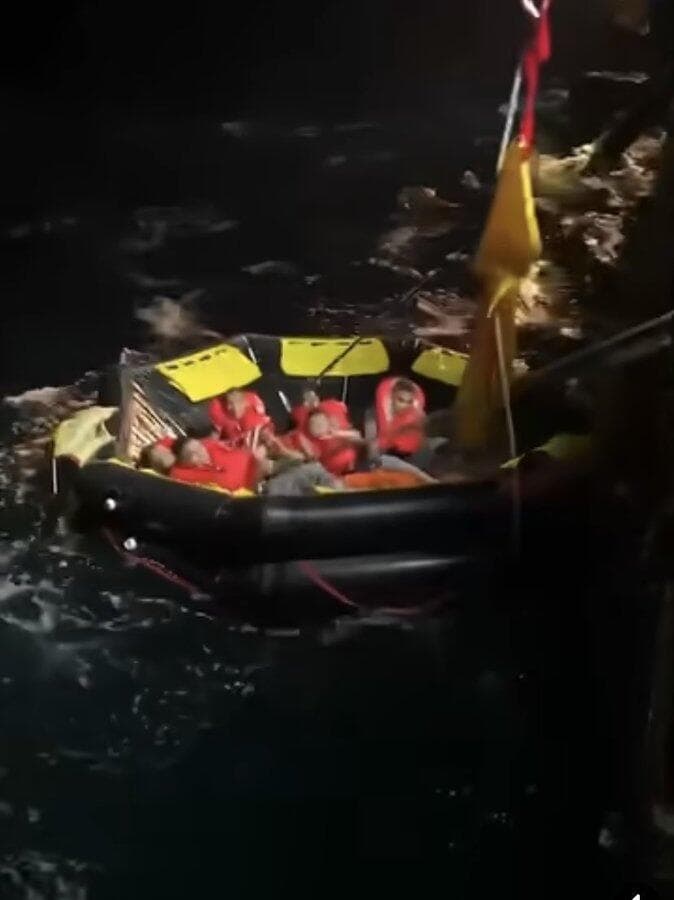 תאילנד 31 מלחים נעדרים אחרי טביעת ספינת קרב כאן מתועדת רגעים לפני שטבעה