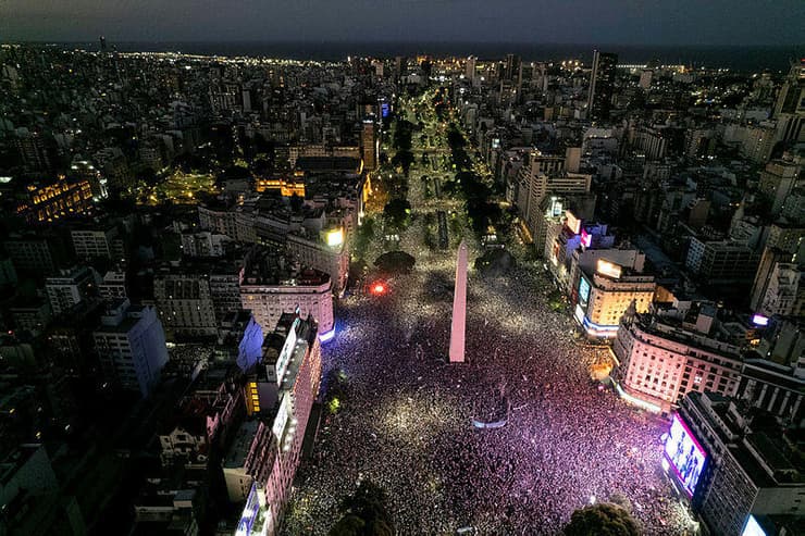 החגיגות בבואנוס איירס לאחר הזכייה