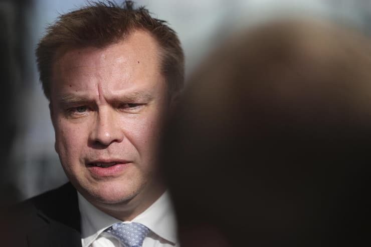 שר ההגנה של פינלנד אנטי הייקונן יוצא ל חופשת לידה