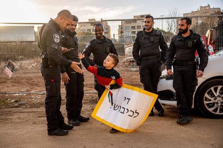 מקום ראשון חברה וקהילה, בודדות - ילד פלסטיני ניגש אל שוטרי יס"מ במהלך הפגנה נגד פינוי תושבים פלסטינים מדירותיהם בשכונת שייח ג'ראח. ירושלים, 10 בדצמבר 2021