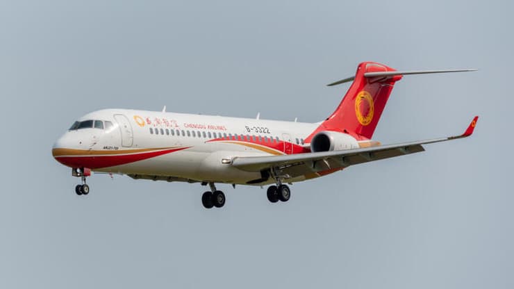 מטוס קומק ARJ21-700 של חברת צ'נגדו איירליינס הסינית