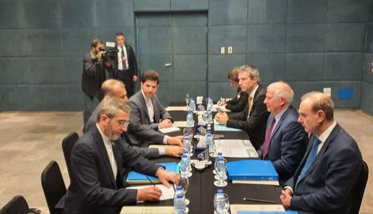 שר החוץ של איראן חוסיין אמיר עבדולליהן עם שר החוץ של האיחוד האירופי ג'וזפ בורל במפגש ב ירדן