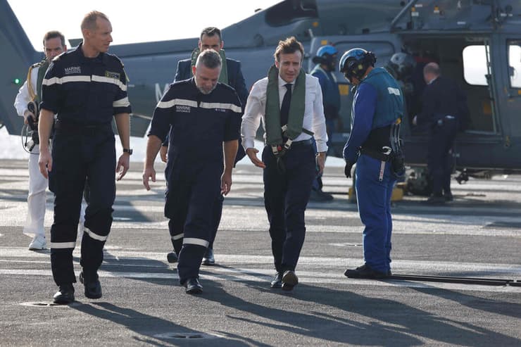 נשיא צרפת עמנואל מקרון על נושאת המטוסים ע"ש שארל דה גול באזור הים האדום בדרכון לפסגה ב ירדן