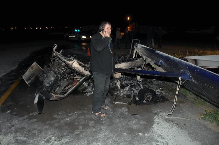 2009, פיני בדש ראש מועצת עומר ליד ה מטוס השרוף 