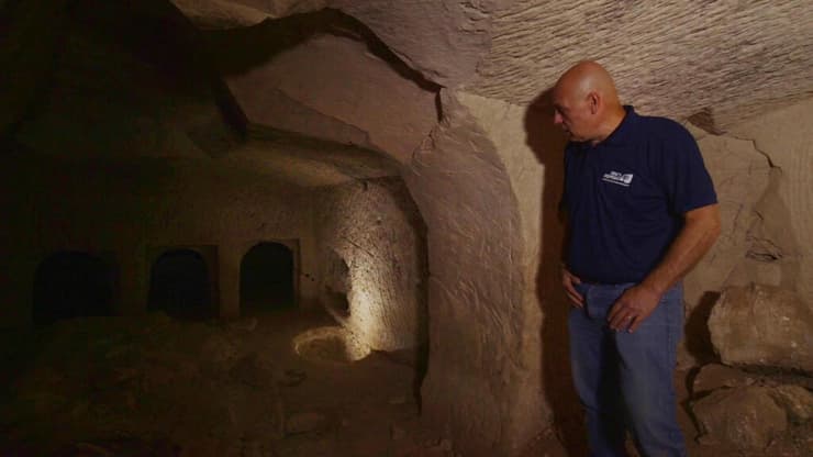 מנהל החפירה, ניר פארן, במערת הקבורה מימי הבית השני