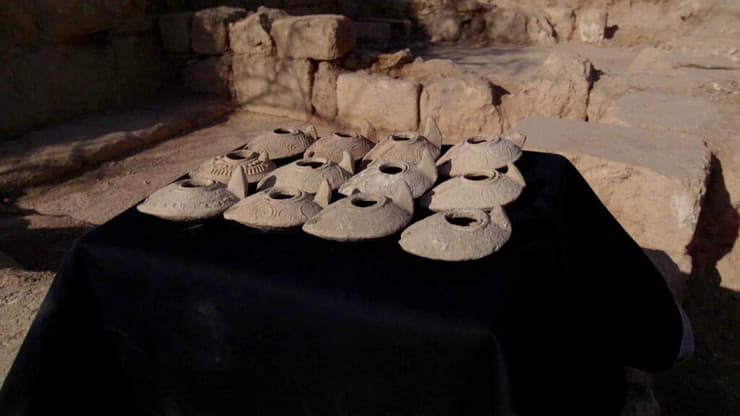 נרות חרס מהמאה ה-8-9 לספירה