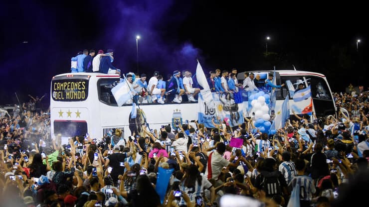 האוטובוס של נבחרת ארגנטינה בחגיגות